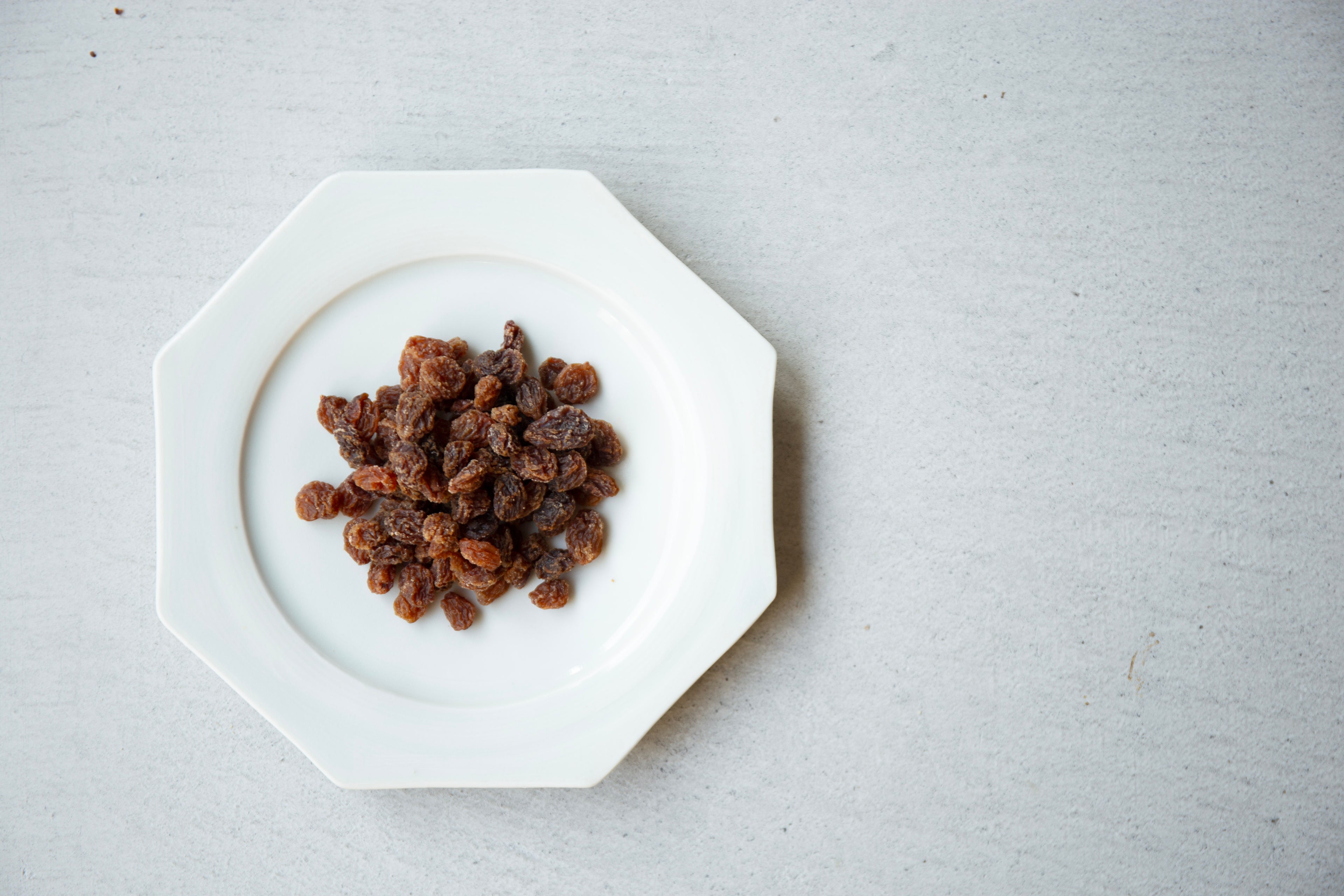 レーズンに含まれる栄養と生のぶどうとの違いとは？1日の適量やおすすめアレンジをご紹介