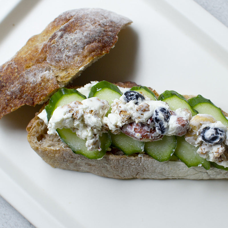 ざくざく塩胡椒グラノーラの クリームチーズバゲット