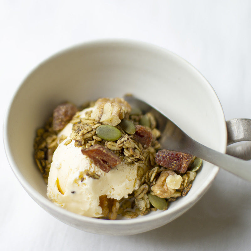 ごろごろグラノーラのせバニラアイス