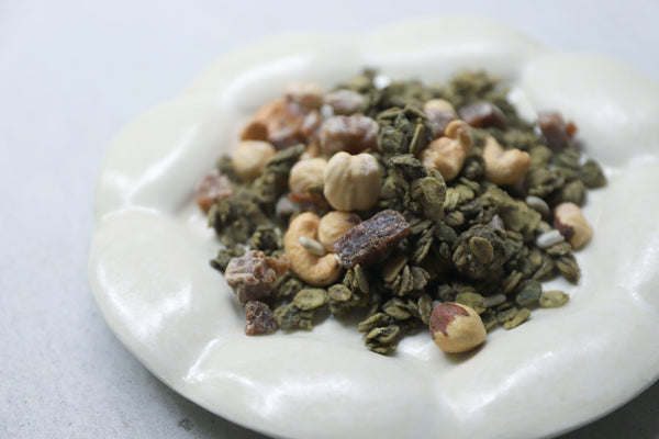 #13 抹茶と煎茶、そばの実、ヘーゼルナッツ、有機デーツの香るグラノーラ -定期便