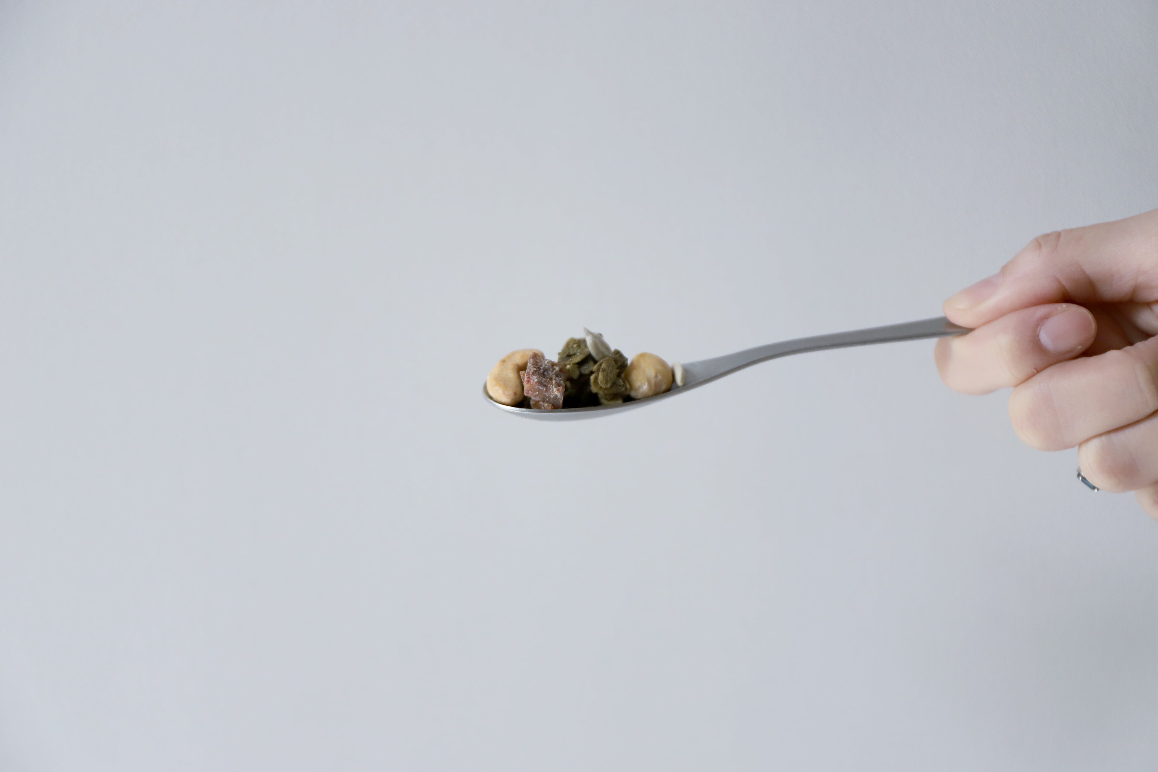 #13 抹茶と煎茶、そばの実、ヘーゼルナッツ、有機デーツの香るグラノーラ