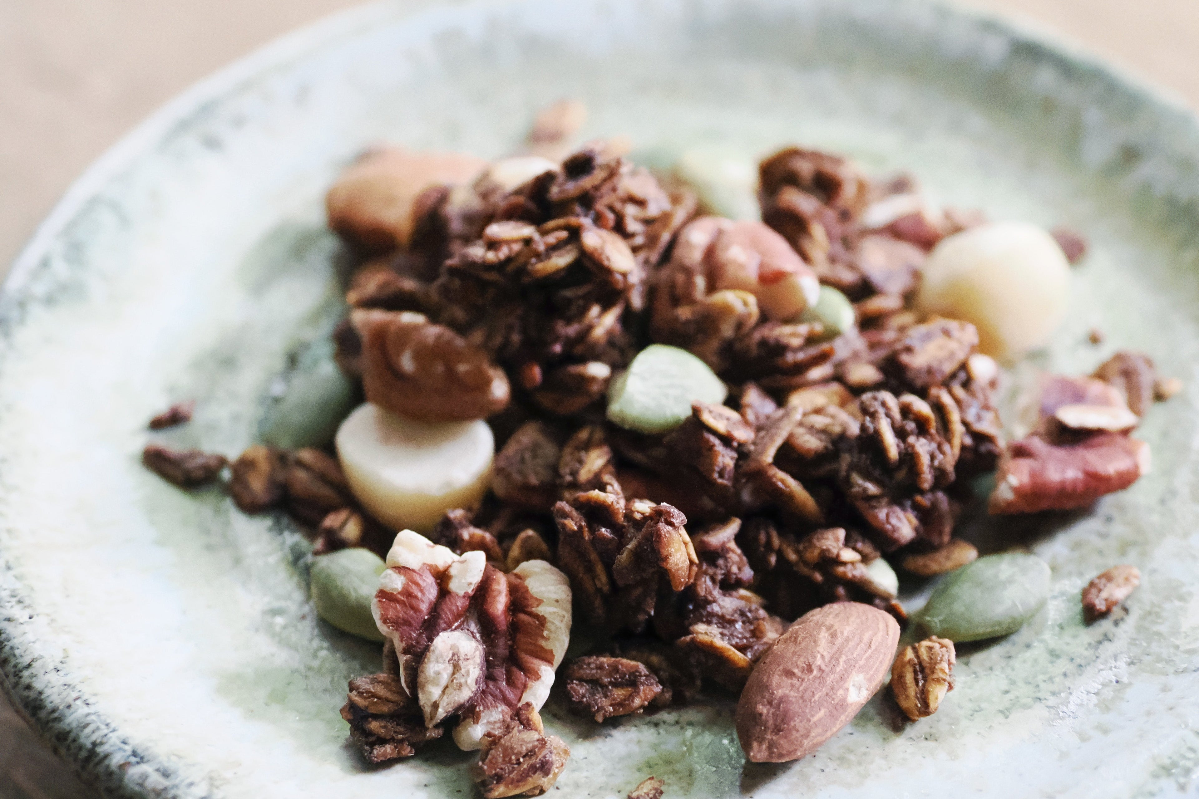 #12 黒糖、マカダミアナッツ、ヘンプシードの濃厚ビターコーヒーグラノーラ